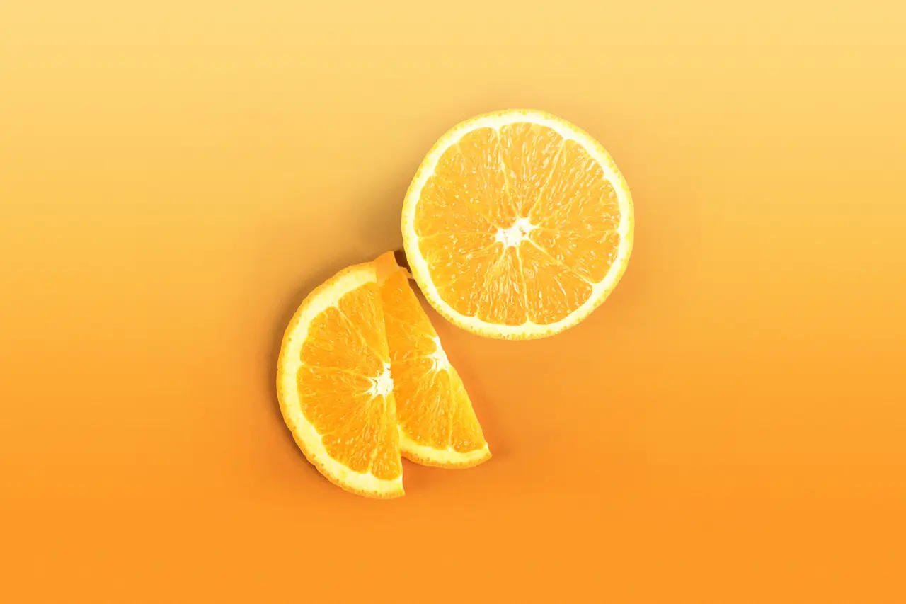 Orangen auf gelb-orangem Hintergrund