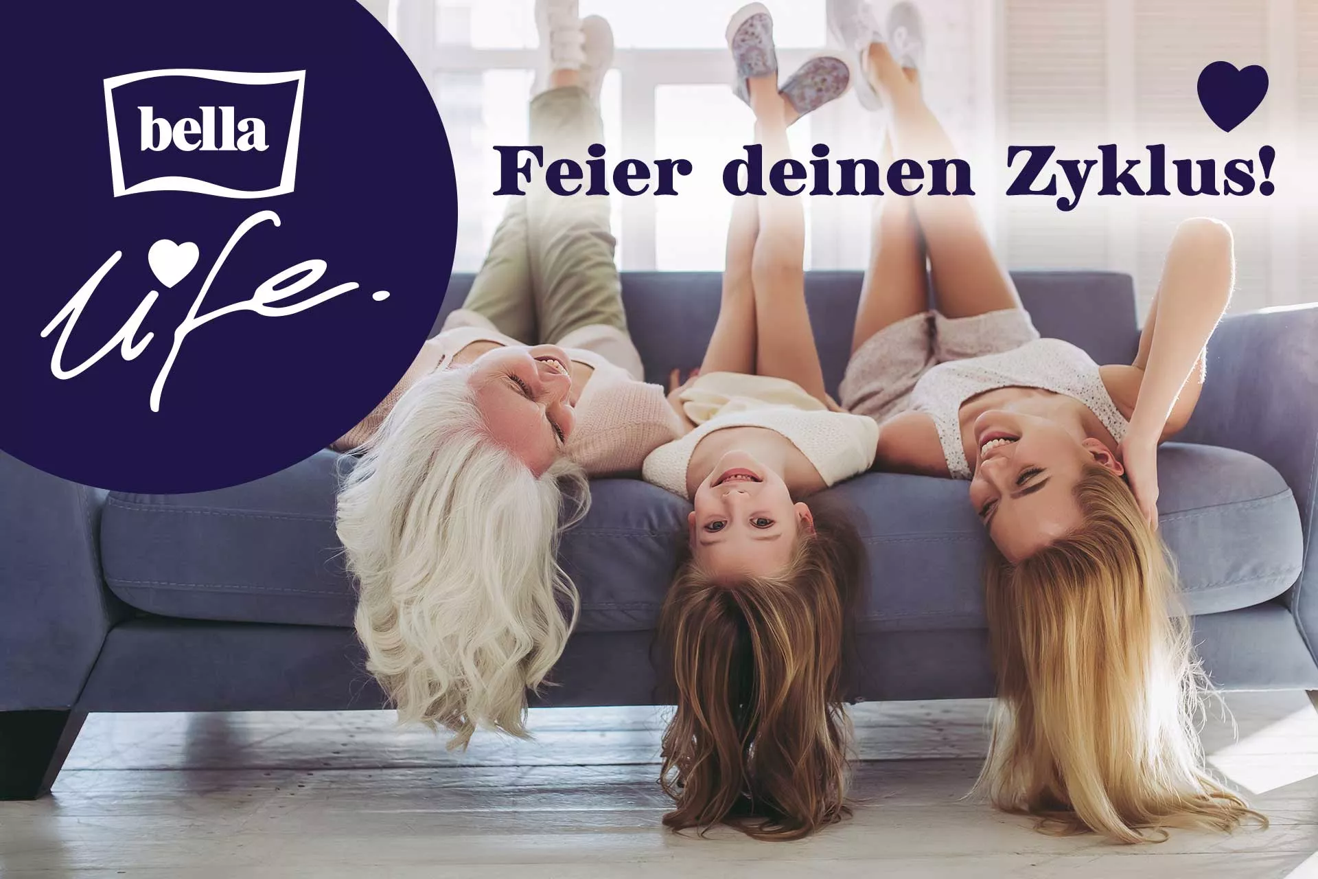 Drei Frauen aus drei Generationen liegend kopfüber auf einer Couch