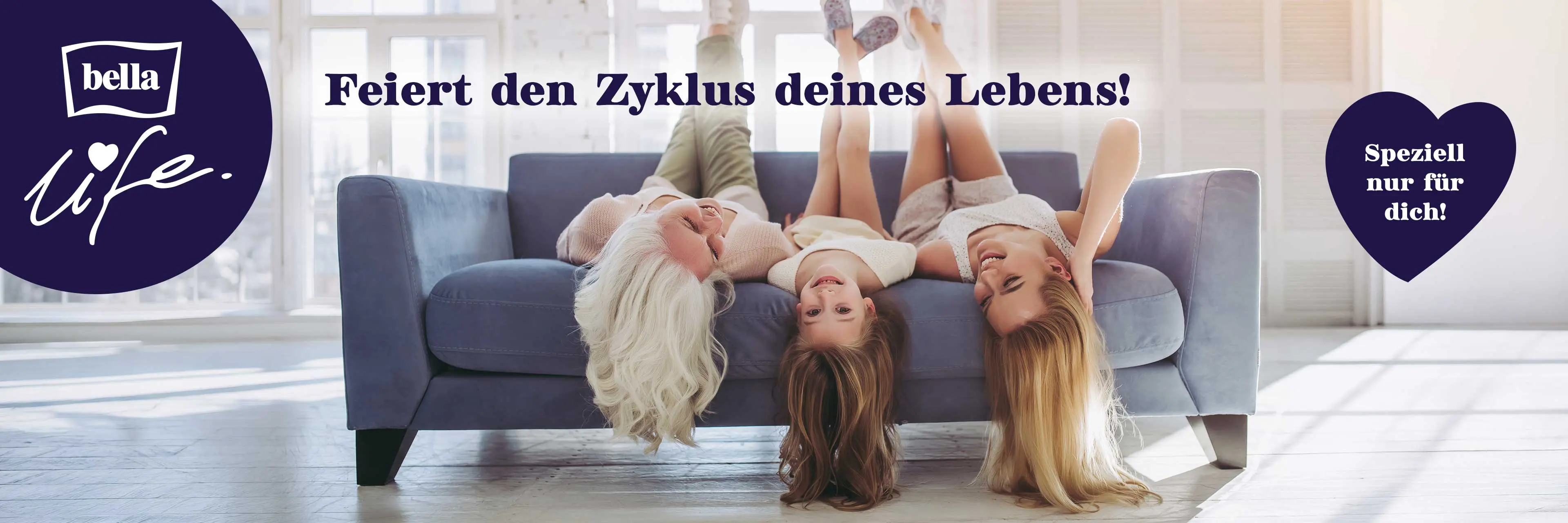 Frauen auf Couch kopfüber